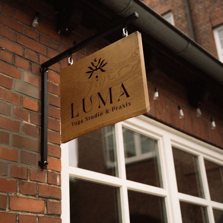 LUMA Yoga Studio Schild